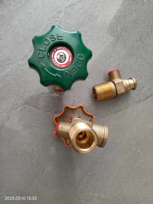 comprar Válvula de cierre automático de cobre amarillo del LPG para rellenar el cilindro de gas del LPG online manufacture